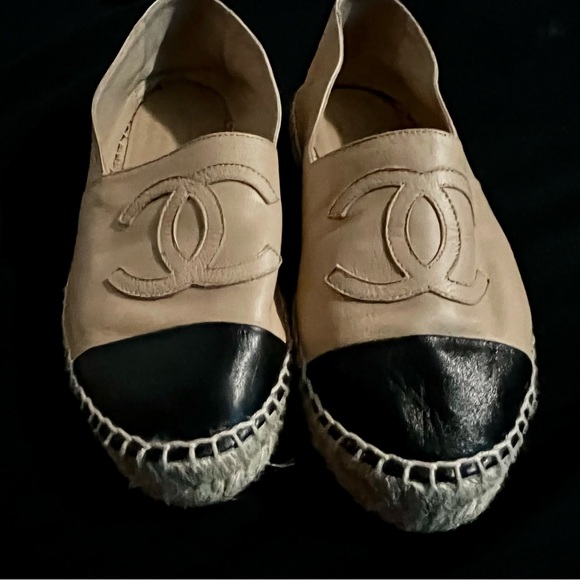 CHANEL Black and Tan Espadrilles Size 38 soft lamb skin flats, Iconic styles. - Picture 2 of 4